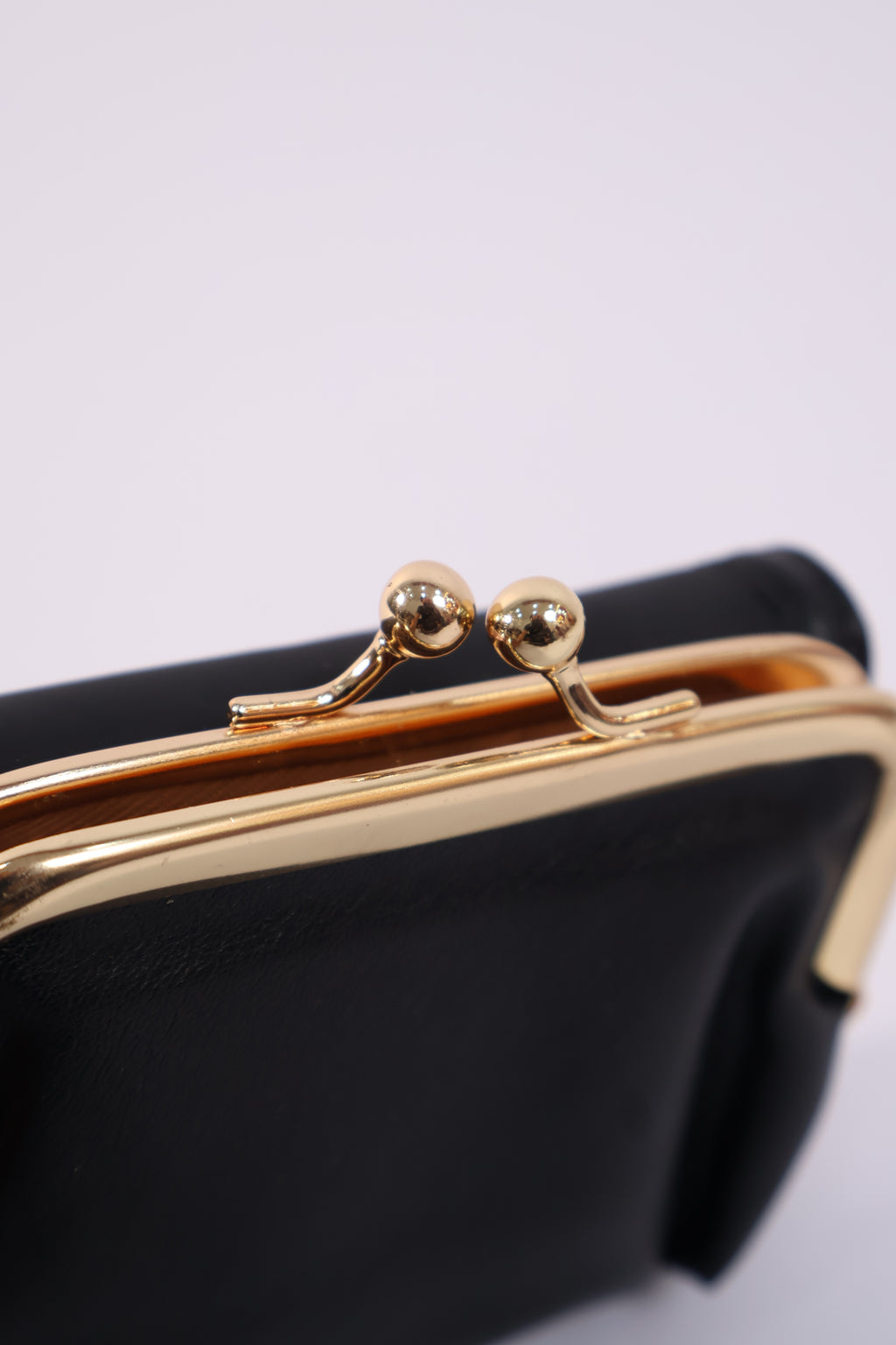 Billetera Pequeña para Mujer con Broche Metálico